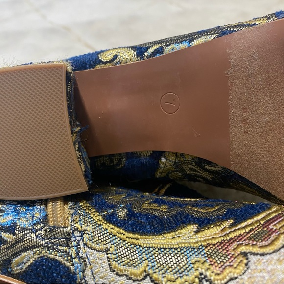 Embroidered floral booties - Picture 7 of 8